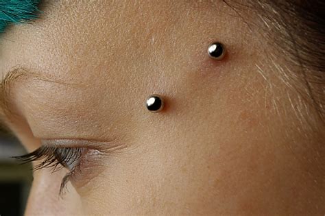 Microdermal piercing: cos’è, come si applica e rischi